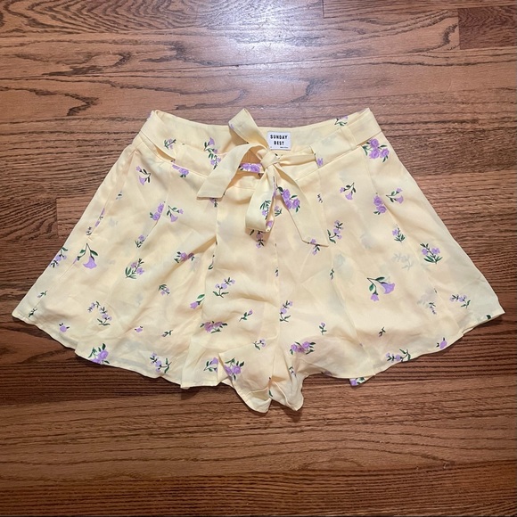 Aritzia Sunday Best Westley Pleated Short Pastel Yellow/Orchid 6 - Picture 6 of 8